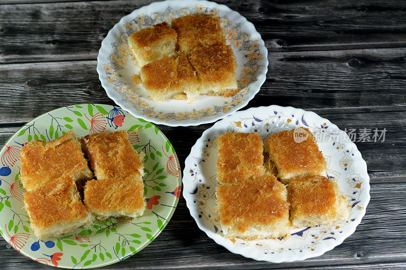 传统的中东甜点Knafeh Konafa由旋转的糕点卡塔伊菲制成，浸泡在甜糖蜜糖浆中，分层加入奶酪，凝固或打发的奶油，埃及斋月库纳法甜点